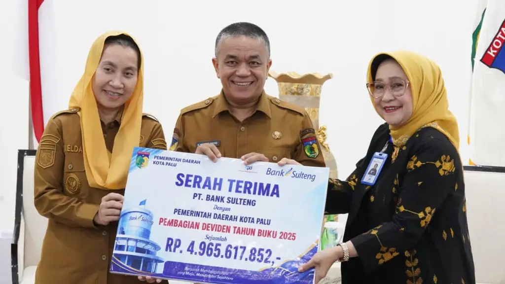 Wali Kota Hadianto bersama Wawali Imelda Liliana menerima dividen dari Bank Sulteng di Rujab Wali Kota, Selasa (5/5/2026). (©Prokopim Setda Kota Palu/Jufri)