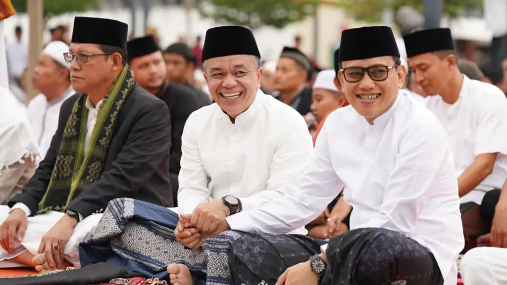 Wali Kota Palu Hadianto Rasyid (tengah) bersama Kepala Barantin Abdul Kadir Karding (kanan) pada shalat Idul Adha 1447 H di Lapangan Vatulemo, Palu, Rabu (27/5/2026). (©Prokopim Setda Kota Palu/Jufri)