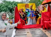 Ketua Tim PKK Kota Palu, Diah Puspita pada pelepasan Karnavala BUdaya Hardiknas di Halaman kantor Wali Kota Palu, Sabtu (9/5/2026). (©Prokopim Setda Kota Palu/Imron)