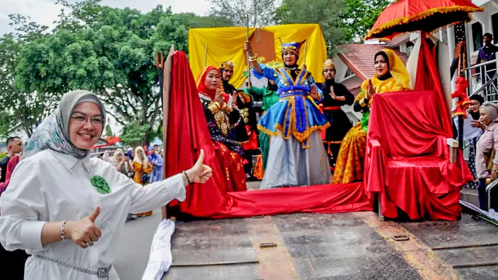 Ketua Tim PKK Kota Palu, Diah Puspita pada pelepasan Karnavala BUdaya Hardiknas di Halaman kantor Wali Kota Palu, Sabtu (9/5/2026). (©Prokopim Setda Kota Palu/Imron)