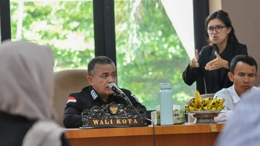 Wali Kota Hadianto pada Orientasi Pengenalan Budaya TULI, Etika Berinteraksi, dan Aturan dalam Pelatihan BISINDO, Rabu (20/05/2026), di Ruang Rapat Bantaya Kantor Wali Kota Palu. Rabu (20/5/2026). (©Proko[im Setda Kota Palu/Imron)