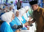 Wali KOta Palu, Hadianto Rasyid (kanan) menyalami jamaah calon haji yang akan diberangkatkan di Rujab Wali Kota, Selasa (5/5/2026). (©Prokopim Setda Kota Palu/Jufri)