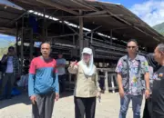 Wawali Kota Palu Imelda Liliana Muhidin meninjau peternakan ayam di Pengawu, Sabtu (2/5/2026). (©Prokopim Setda Kota Palu/Ica)