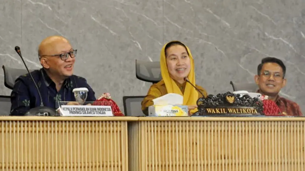 Wawali Kota Palu Imelda Liliana Muhidin (tengah) bersama Kepala BI Sulteng Irfan Sukarna (kiri) dan Kepala OJK Sulteng Bonny Hardi Putra (kanan) pada Rapat Pleno TPKAD Kota Palu, Selasa (19/5/2026). (©Prokopim Setda Kota Palu/Imron)
