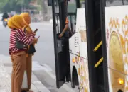 Sejumlah ASN bersiap menaiki bus TransPalu. (©Diskominfosantik Palu)