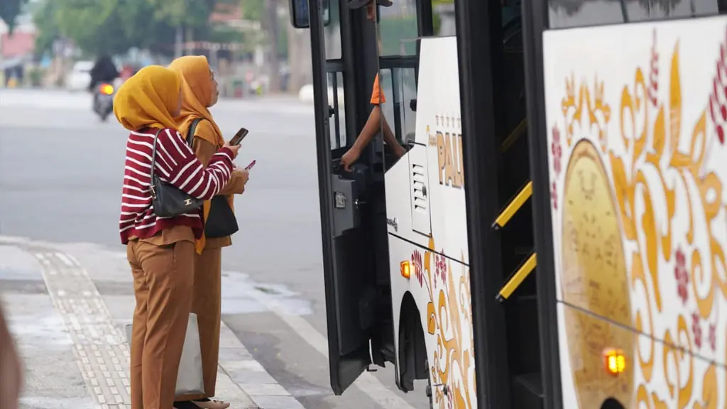 Sejumlah ASN bersiap menaiki bus TransPalu. (©Diskominfosantik Palu)