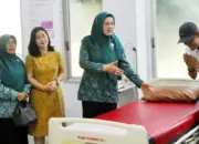 Ketua TP-PKK Kota Palu DIah Puspita (kedua kiri) bersama Kadis Kesehatan Kota Palu dr Rochma Jasin saat meninjau fasilitas skiring kanker serviks di Puskesmas Birobuli, Palu, Sabtu (9/5/2026). (©Prokopim Setda Kota Palu/Imron)