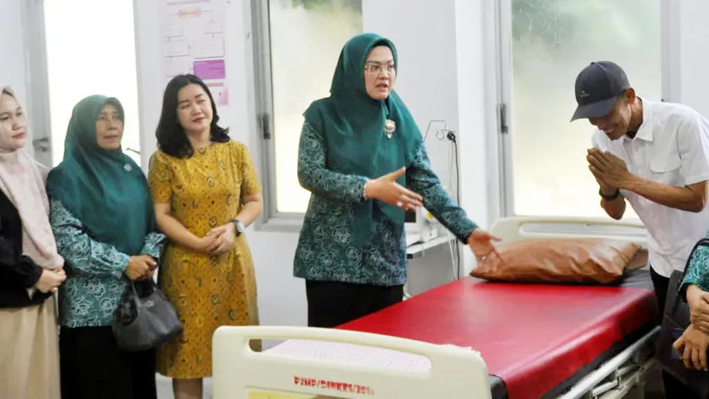 Ketua TP-PKK Kota Palu DIah Puspita (kedua kiri) bersama Kadis Kesehatan Kota Palu dr Rochma Jasin saat meninjau fasilitas skiring kanker serviks di Puskesmas Birobuli, Palu, Sabtu (9/5/2026). (©Prokopim Setda Kota Palu/Imron)