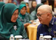Kepala BI Sulteng, Muh Irfan Sukarna (kanan)) berbincang dengan Ketua TP PKK Kota Palu, Diah Puspitan pada Sosialisasai Perlindungan Konsumen dan Layanan Keuangan Digital di Palu, Selasa (19/5/2026). (©Prokopim Setda Kota Palu/Jufri)