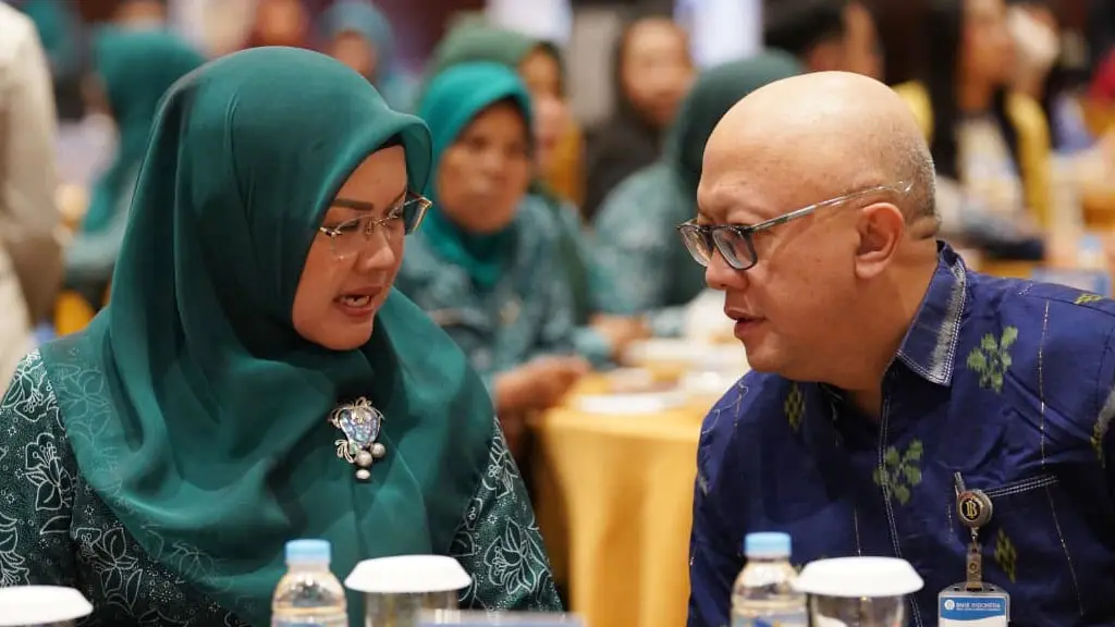 Kepala BI Sulteng, Muh Irfan Sukarna (kanan)) berbincang dengan Ketua TP PKK Kota Palu, Diah Puspitan pada Sosialisasai Perlindungan Konsumen dan Layanan Keuangan Digital di Palu, Selasa (19/5/2026). (©Prokopim Setda Kota Palu/Jufri)