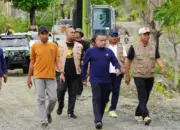 Wali ota Hadianto di Kelurahan Watusampu meninjau dampak banjir, Sabtu (30/5/2026). (©Prokopim Setda Kota Palu/Jufri)
