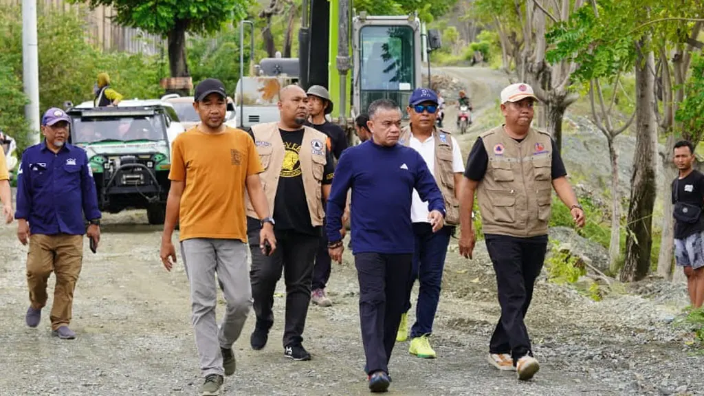 Wali ota Hadianto di Kelurahan Watusampu meninjau dampak banjir, Sabtu (30/5/2026). (©Prokopim Setda Kota Palu/Jufri)