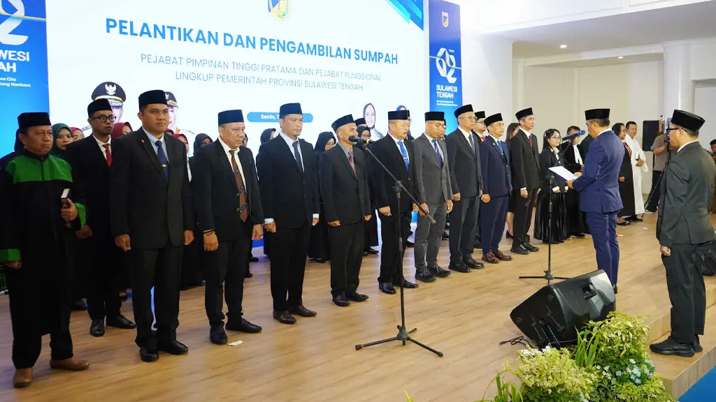 Gubernur Sulteng, Anwar Hafid (kedua kanan membelakang) melantik pejabat eselon II di lingkupPemprov Sulteng di Palu, Senin (11/5/2026). (©PPID BPKAD Sulteng/Eny Istiani)