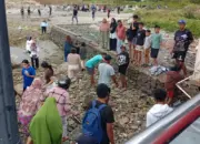 Warga mendatangi lokasi penemuan mayat pria di Pantai Silawe, Sabtu (9/5/2026). (©Humas Polresta Palu)
