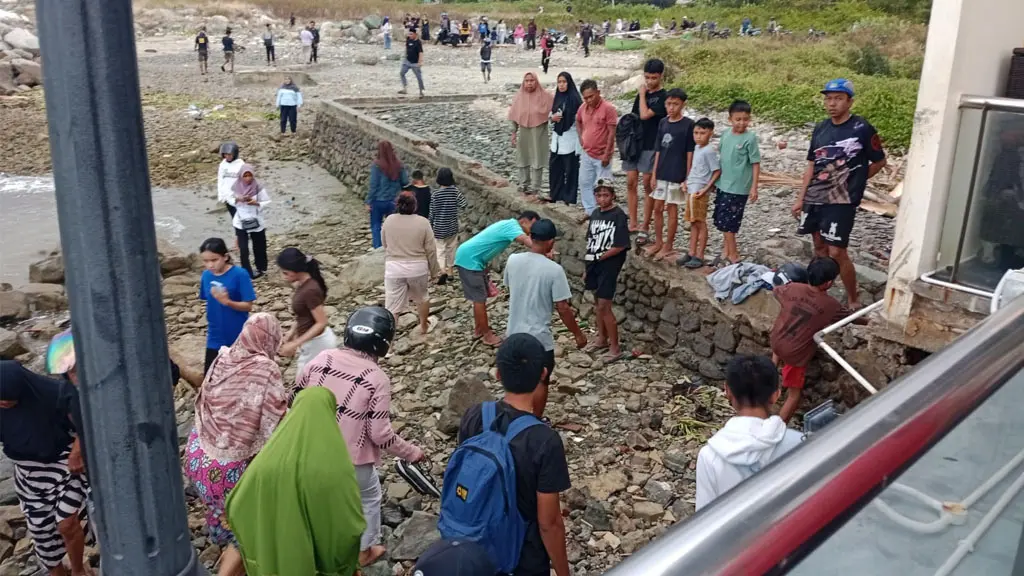 Warga mendatangi lokasi penemuan mayat pria di Pantai Silawe, Sabtu (9/5/2026). (©Humas Polresta Palu)