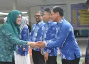 Ketua Tim PKK Diah Pustpita saat tiba di SMP Al-Azhar Palu, Rabu (6/5/2026). (©Prokopim Setda Kota Palu/Imron)