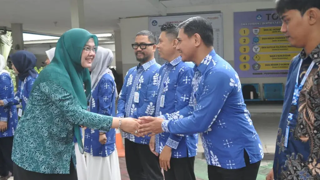 Ketua Tim PKK Diah Pustpita saat tiba di SMP Al-Azhar Palu, Rabu (6/5/2026). (©Prokopim Setda Kota Palu/Imron)