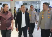 Kapolda Sulteng yang baru dilantik, Brigjen Pol Nasri (tengah) berjalan bersama Irjen Pol (Purn) Endi Sutendi (kiri) dan Wakapolda Sulteng Brigjen Pol Helmi Kwarta Kusuma Putra Rauf di Bandara Mutiara SIs ALjufri Palu, Selasa (19/5/2026). (©Humas Polda Sulteng)