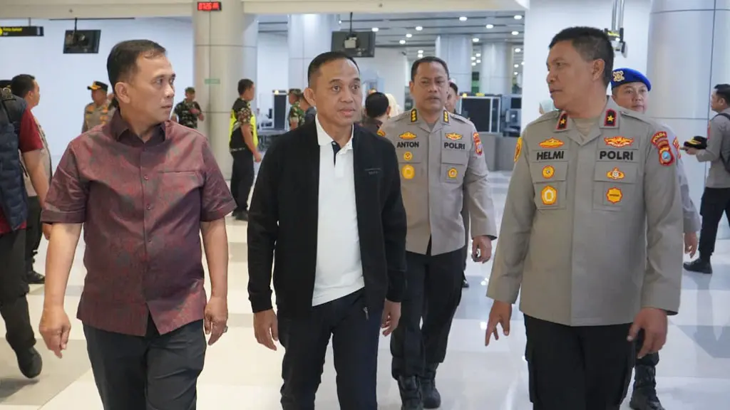 Kapolda Sulteng yang baru dilantik, Brigjen Pol Nasri (tengah) berjalan bersama Irjen Pol (Purn) Endi Sutendi (kiri) dan Wakapolda Sulteng Brigjen Pol Helmi Kwarta Kusuma Putra Rauf di Bandara Mutiara SIs ALjufri Palu, Selasa (19/5/2026). (©Humas Polda Sulteng)