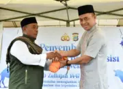 Kapolda Sulteng Brigjen Pol Nasri (kanan) menyerahkan sapi kurban simbolis usai shalat Idul Adha di Mapolda Sulteng, Rabu (27/5/2026). (©Humas Polda Sulteng)