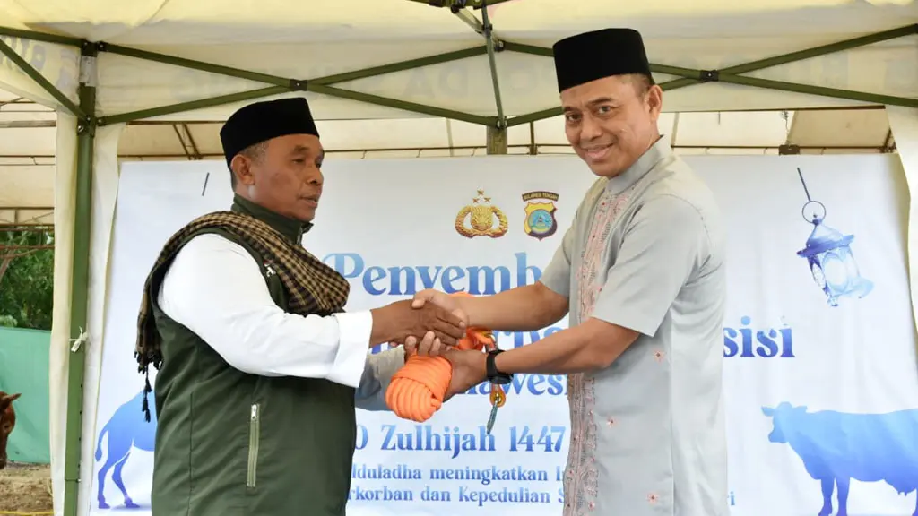 Kapolda Sulteng Brigjen Pol Nasri (kanan) menyerahkan sapi kurban simbolis usai shalat Idul Adha di Mapolda Sulteng, Rabu (27/5/2026). (©Humas Polda Sulteng)
