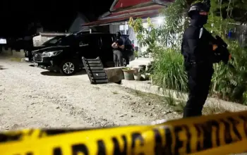 Aparat bersenjata bersiaga pada penangkapn terduga teroris di Parigi Moutong, Rabu (6/5/2026). (© Densus 88)