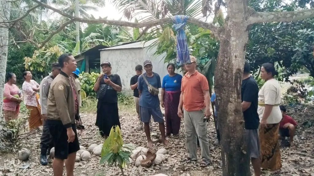 Sejumlah warga berada di lokasi tempoat ditemukannya seroang lansia meninggal duni di Desa Suli Indah, Balinggi, Parimo, Sabtu (2/5/2026). (©Polres Parimo)