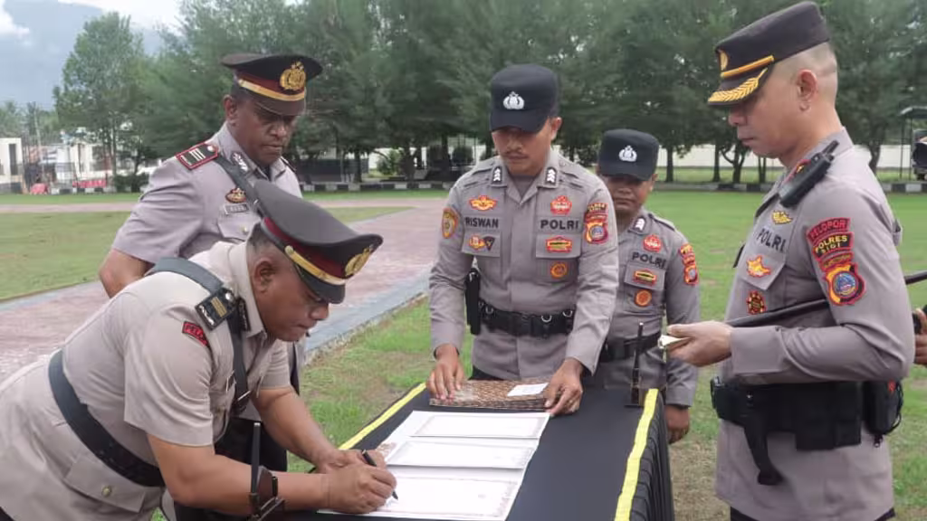 Kapolres Sigi AKBP Kari Amsah Ritonga menyaksikan penandatanganan naskah sertijab sejumlah pejabat di Polres Sigi, Sabtu (23/5/2026). (©Humas Polres Sigi)