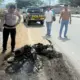 Polisi mengamati sisa-sia motor pelaku pencurian yang dibakar massa di mamboro, Selasa (12/56/2026). (©Humas Polresta Palu)