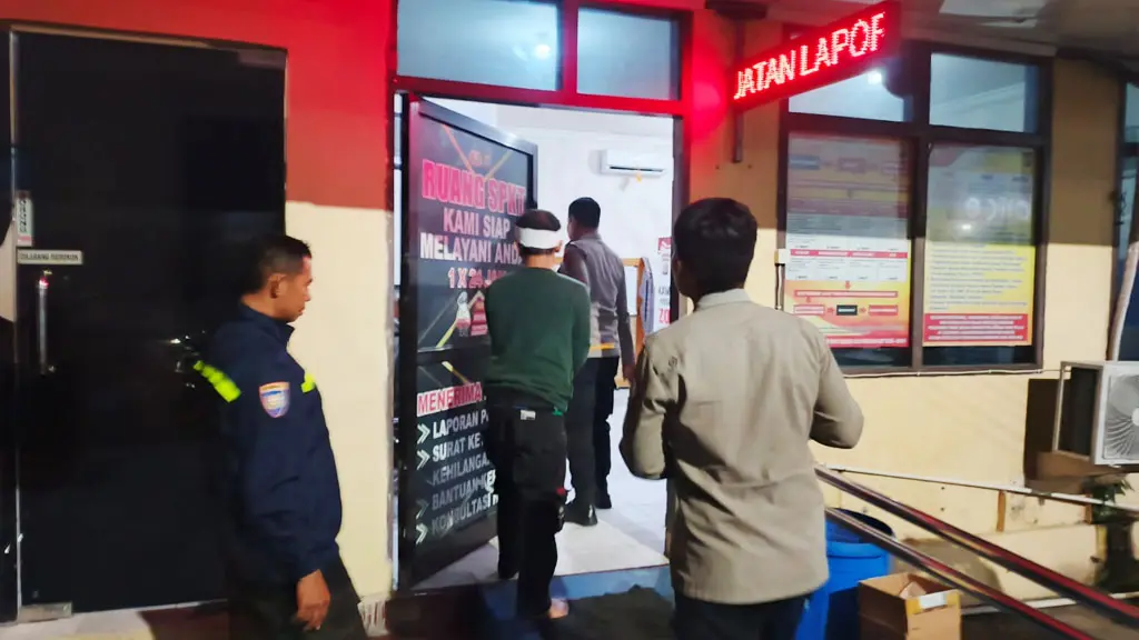 Pelaku begal MF berjalan masuk ke ruang pemeriksaan Polresta Palu, Selasa (12/5/2026). (©Humas Polresta Palu)