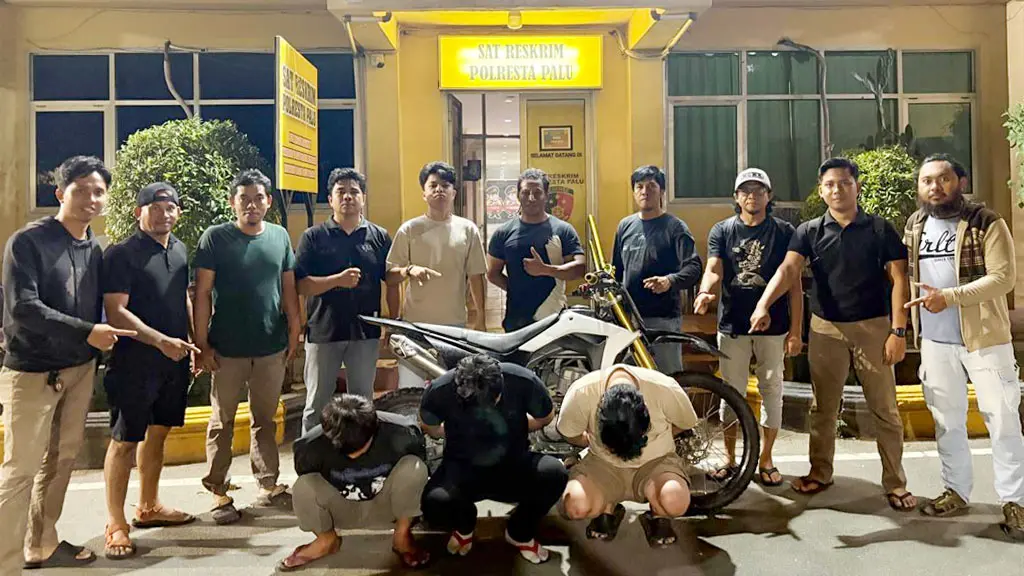 Tiga tersangka pelaku curanmor bermodus debt collector di Mapolresta Palu, Senin (4/5/2026). (©Humas Polresta Palu)