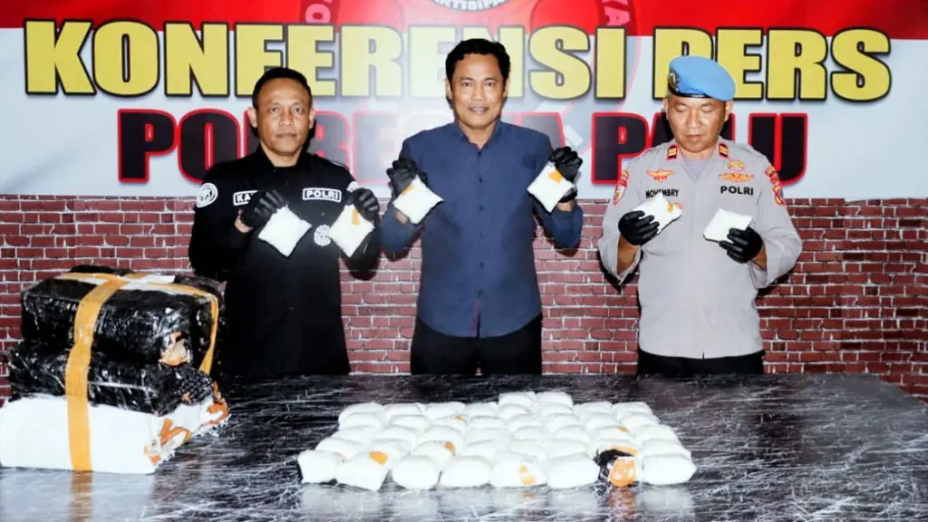 Kasat Resnarkoba Polresta Palu, Kompol Usman (tengah) menunjukkan pil THD yang disita di Mapolresta Palu. (©Humas Polresta Palu)