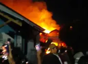 Kebakaran rumah di Talise, Palu, Sabtu (2/5/2026) malam. (©Humas Polresta Palu)