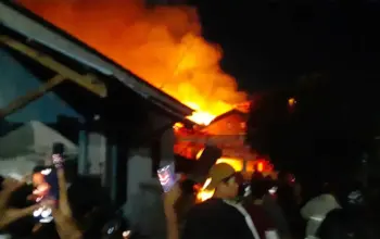 Kebakaran rumah di Talise, Palu, Sabtu (2/5/2026) malam. (©Humas Polresta Palu)