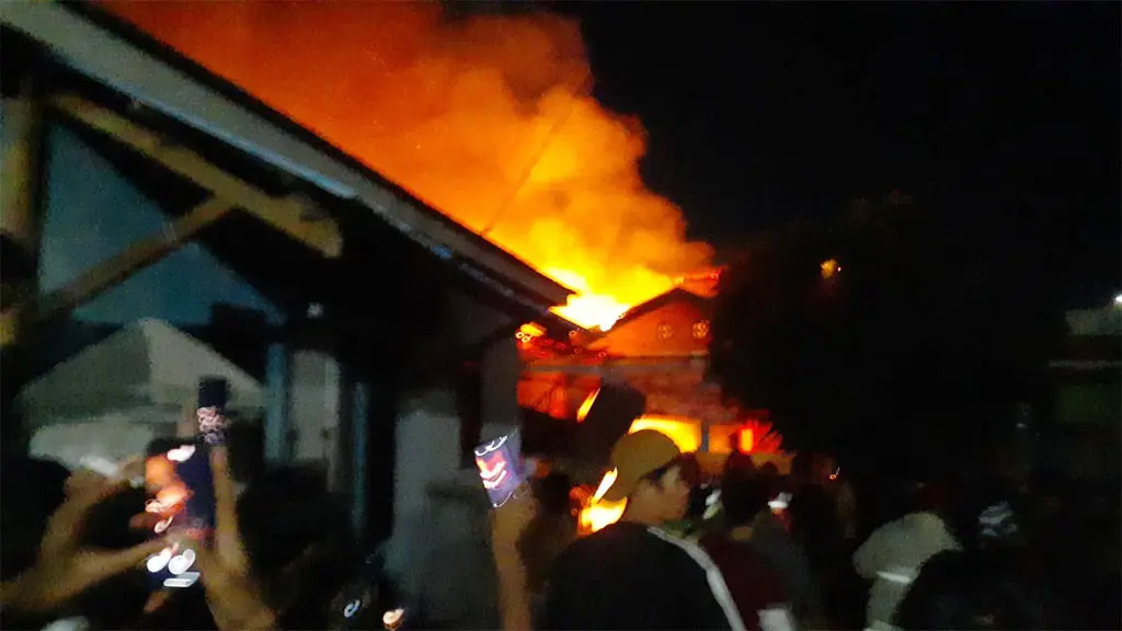 Kebakaran rumah di Talise, Palu, Sabtu (2/5/2026) malam. (©Humas Polresta Palu)