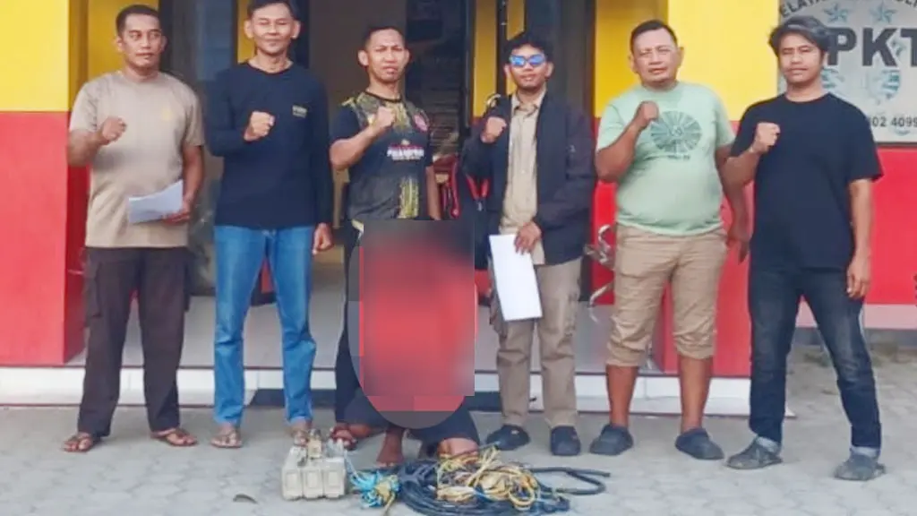 Tersangka YA bersaa barang bukti kabel yang disita tim West City Hunter Polsek Palu barat. (©Polresta Palu)