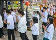 Umat Buddha mengikuti ritual pradaksina saat peringatan Hari Raya Waisak 2570 BE di Vihara Karunadipa, Palu, Sulawesi Tengah, Minggu (31/5/2026). (©bmzIMAGES/Basri Marzuki)