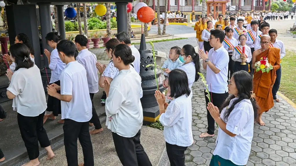 Umat Buddha mengikuti ritual pradaksina saat peringatan Hari Raya Waisak 2570 BE di Vihara Karunadipa, Palu, Sulawesi Tengah, Minggu (31/5/2026). (©bmzIMAGES/Basri Marzuki)