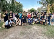 Sejumlah jurnalis yang tergabung dalam Roemah Jurnalis berofto sambil memegangi kamboti dan bingka berisi daging kurban di Palu, Kamis (28/5/2026). (©Roemah Jurnalis)