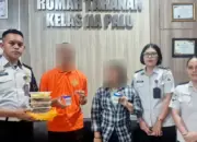 Petugas menunjukkan paket nasi kuning yang dijadikan moda penyelundupan ke Rutan Kelas IIA Palu, Senin (11/5/2026). (©Humas Ditjenpas Sulteng)