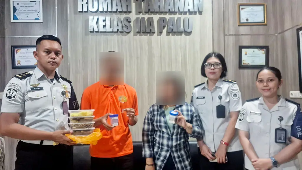 Petugas menunjukkan paket nasi kuning yang dijadikan moda penyelundupan ke Rutan Kelas IIA Palu, Senin (11/5/2026). (©Humas Ditjenpas Sulteng)