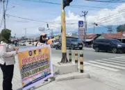 Petugas membawa spanduk imbauan kebersihan lingkungan di persimpangan jalan di Palu, Rabu (6/5/2026). (© DIskominfosantik Palu)
