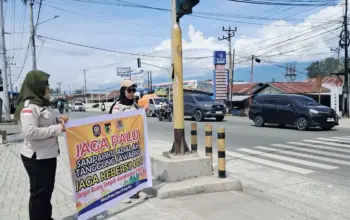 Di Lampu Merah, Satpol PP Ajak Pengemudi Tidak Buang Sampah Sembarangan