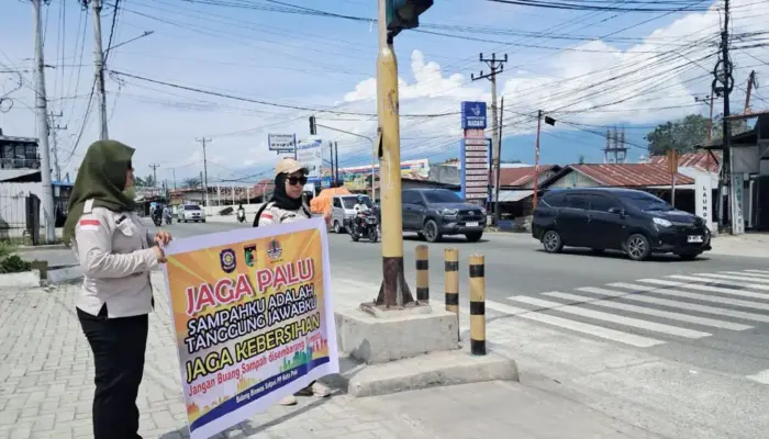 Di Lampu Merah, Satpol PP Ajak Pengemudi Tidak Buang Sampah Sembarangan