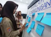 Peserta menempelkan hasil pengamatannya terhadap lingkungan pada Program Sekolah Lingkungan oleh komunitas Tongbasuara di Palu, Kamis (7/5/2026). (©TongBasuara)