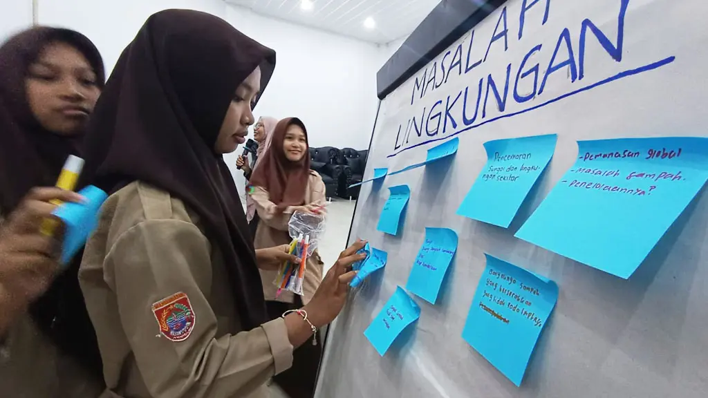 Peserta menempelkan hasil pengamatannya terhadap lingkungan pada Program Sekolah Lingkungan oleh komunitas Tongbasuara di Palu, Kamis (7/5/2026). (©TongBasuara)