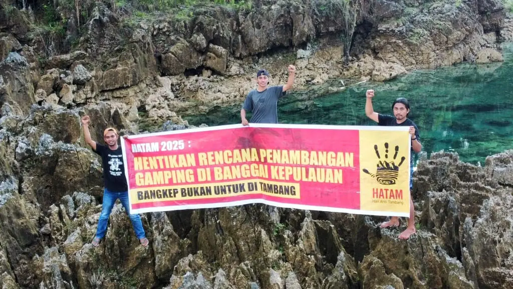 Aksi untuk menghentikan penambangan batu gamping di Bangkep. (© Hatam)