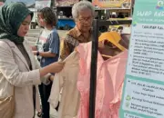Warga memilih-miliha pakaian untuk ditukarkan dengan baju bekas dalam Swap & Save oleh Bumi Kota Lestari di SFD Palu, Minggu (24/5/2026). (©bmzIMAGES/AI)