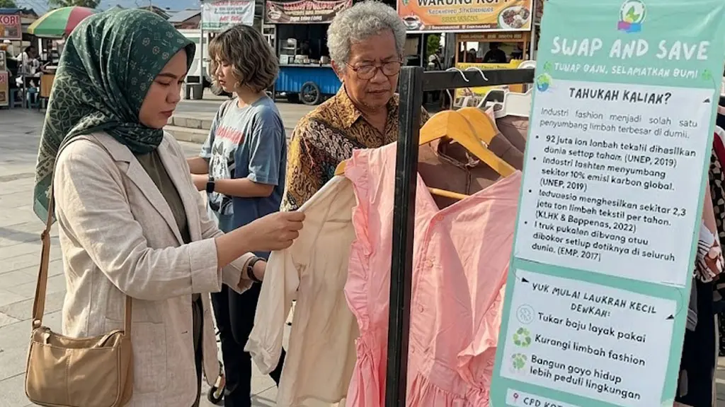 Warga memilih-miliha pakaian untuk ditukarkan dengan baju bekas dalam Swap & Save oleh Bumi Kota Lestari di SFD Palu, Minggu (24/5/2026). (©bmzIMAGES/AI)