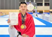 Bripto Johansen menunjukkan medalinya pada kejuaraaan Taekwondo Internasional Osaka 2026 di Jepang. (©HUmas POlda Sulteng)